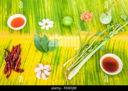 Thai ingrédients sur une feuille de bananier en close up Banque D'Images