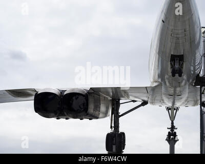 Un avion supersonique Concorde jetés sur l'affichage sur le toit du musée de la technologie de Sinsheim, Allemagne. Banque D'Images