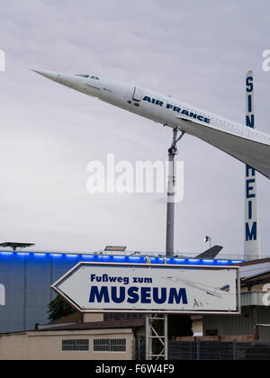 Un avion supersonique Concorde jetés sur l'affichage sur le toit du musée de la technologie de Sinsheim, Allemagne. Banque D'Images