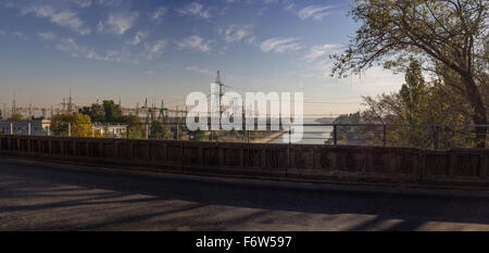 Vue panoramique sur le barrage hydroélectrique de Kremenchuk et du Dniepr en Ukraine Banque D'Images