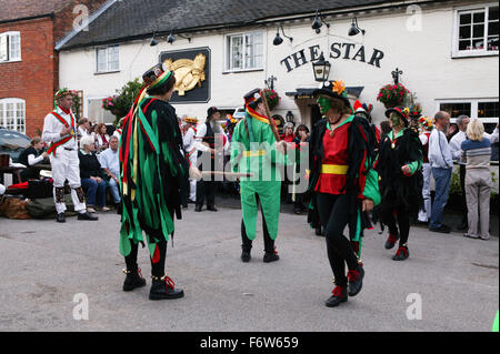 Groupe de Morris Dancers performing dance pub du village à l'extérieur, Banque D'Images