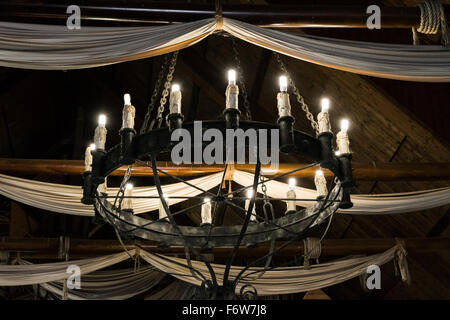 Chandelier en fer rond dans une vieille taverne. Banque D'Images