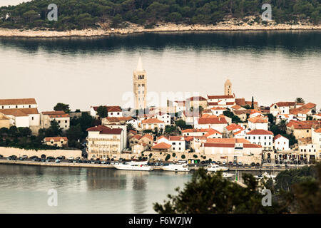 RAB, CROATIE - CIRCA AOÛT 2015 : Vue de la ville de Rab, station touristique croate sur l'île homonyme. Banque D'Images