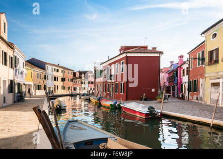 BURANO ITALIE VERS SEPTEMBRE 2015 : Burano est une île de la lagune de Venise connu pour ses typiques maisons aux couleurs vives et t Banque D'Images