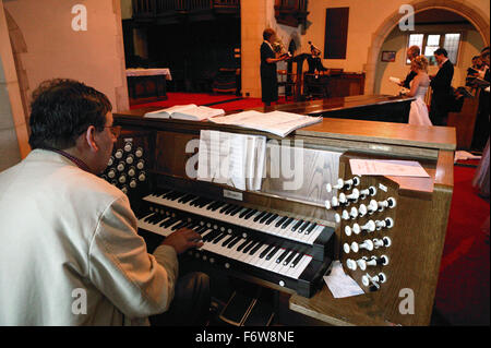 Organiste d'église à l'organe durant la cérémonie du mariage, Banque D'Images