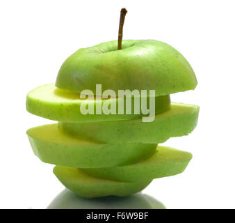 La photo montre une pomme sur un fond blanc Banque D'Images