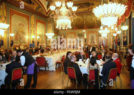 Un dîner d'entreprise en cours dans le salon principal du Royal Pavilion à Brighton, Royaume-Uni. Banque D'Images