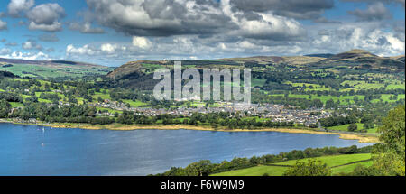 Un panorama montrant l'extrémité nord du lac Bala et la ville de marché de Bala entouré par les collines boisées de Snowdonia. Banque D'Images