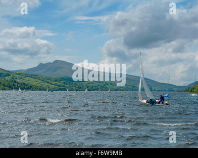 Sur dériveur (Bala Lake avec les montagnes en arrière-plan, Arun Fawddwy, Banque D'Images