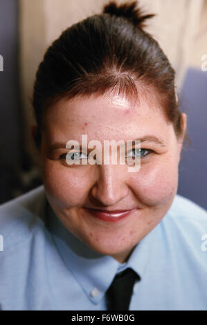 Portrait d'une jeune femme ayant des troubles d'apprentissage dans un uniforme, Banque D'Images