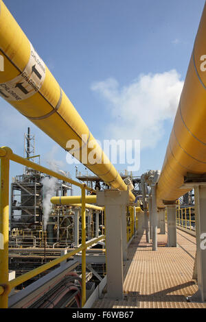 Tuyau de haut niveau intitulée Le chlore dans une usine chimique à Teeside, UK, spectacles et de l'usine de traitement des supports de tuyau à l'arrière-plan Banque D'Images