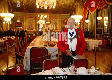 Un toastmaster avec une moustache spectaculaire pose dans la salle à manger du pavillon royal de Brighton, UK Banque D'Images