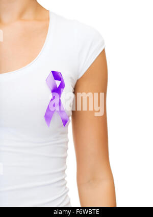 Close up of woman with purple ribbon sensibilisation Banque D'Images