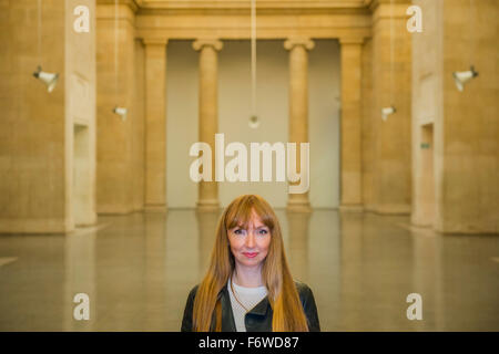 Londres, Royaume-Uni. 20 novembre, 2015. Instruments de musique endommagées par la guerre une œuvre de l'artiste britannique Susan Philipsz (photo) dans les galeries de Nerval à la Tate Britain. C'est l'une de ses œuvres les plus ambitieux à ce jour, spécialement commandée par 14-18 maintenant. Son travail utilise des enregistrements de "le dernier message" sur une gamme de cuivres et instruments à vent endommagés dans divers conflits et se joue à l'aide d'un arrangement de 14 haut-parleurs. Crédit : Guy Bell/Alamy Live News Banque D'Images