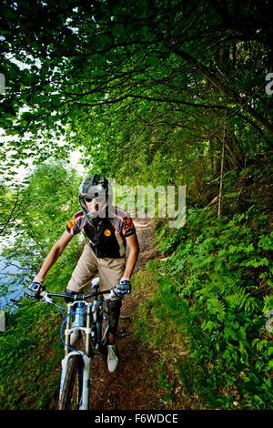 Vélo de montagne de descente hors-piste, Frauenalpe, Murau, Styrie, Autriche Banque D'Images