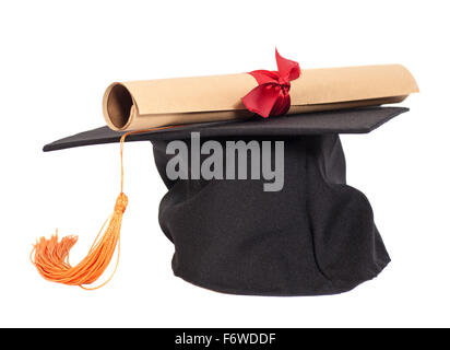 Graduation Hat et diplôme isolé sur fond blanc Banque D'Images