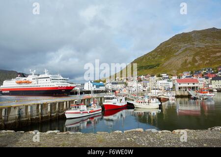 Ferry Hurtigruten norvégien, MS Polarlys, amarré à Honningsvåg, la Norvège. Banque D'Images