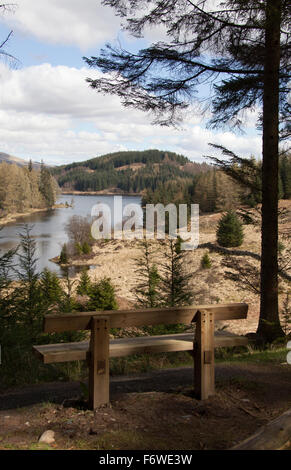 Trossachs, l'Écosse. Vue pittoresque sur un banc vide donnant sur le Loch Drunkie dans le Queen Elizabeth Forest Park. Banque D'Images