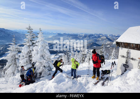 Groupe de personnes ski debout au sommet du Spitzstein, vallée de l'Inn et Mangfall éventail en arrière-plan, le dos Banque D'Images