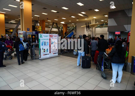 Inscrivez-vous en espagnol montrant quels articles sont permis dans les bagages à main, l'aéroport international Jorge Chávez, Callao, Lima, Pérou Banque D'Images