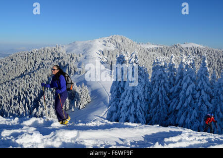 Deux personnes ski de l'ordre croissant à l'Hoernle, Hoernle, Alpes Ammergau, Haute-Bavière, Bavière, Allemagne Banque D'Images