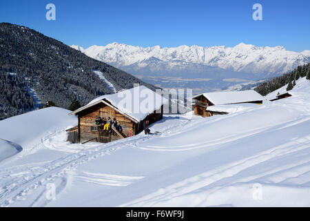 Groupe de personnes ski de avoir une pause au chalet de montagne couverte de neige, ski, Hoher Kopf, Tux Alpes, Tyrol, Banque D'Images