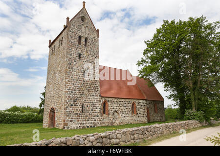 L'église en pierre des champs, Feldberger Seenlandschaft, Mechow, Mecklembourg-Poméranie-Occidentale, Allemagne Banque D'Images