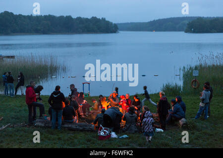 Feu de camp au camping au lac Ellbogensee, Mecklenburg Lake District, Mecklembourg-Poméranie-Occidentale, Allemagne Banque D'Images