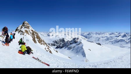 Panorama avec groupe de personnes de l'arrière-pays : ski, avoir une pause en face de sommet Weisskugel, Weisskugel en arrière-plan, W Banque D'Images