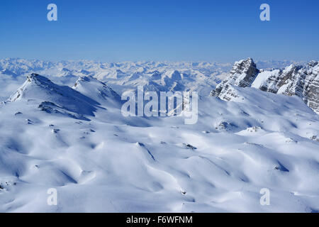 Cirque couverte de neige avec vue sur Alpes Centrales, Birnhorn, Ebersbergkar, Leoganger gamme Coudouliere, Salzbourg, Autriche Banque D'Images