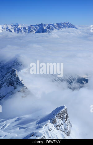 Vue depuis la mer de brouillard Birnhorn dans les vallées et Berchtesgaden, gamme, Birnhorn Leoganger gamme Coudouliere, Salzbourg, Autriche Banque D'Images