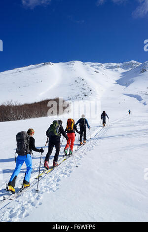 Groupe de personnes ski de Monte Amaro, ascendant Rava Giumenta Bianca, Monte Amaro, Majella, Abruzzi, l'Apennin, l' un Banque D'Images