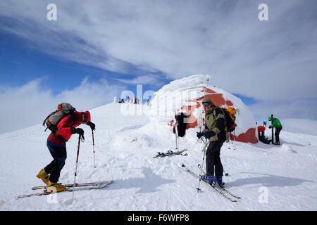 Groupe de personnes ski debout sur le sommet du Monte Amaro avec bivouac couverts de neige, Monte Amaro, Majella, Echelles Banque D'Images