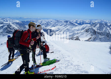 Groupe de personnes ski debout dans l'encoche en face de sommet Weisskugel, Weisskugel, gamme de Oetztal, Tyrol du Sud, il Banque D'Images