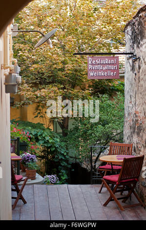 Restaurant et cave à vin dans la partie historique de la ville, Sibiu, Transylvanie, Roumanie Banque D'Images