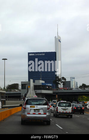 Le trafic Via Expresa et BBVA Continental Bank Building, San Isidro, Lima, Pérou Banque D'Images