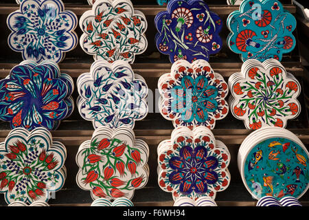 Carreaux décoratifs peints à la main sont trouvés dans tourtist boutiques à travers Istanbul, Turquie. Banque D'Images