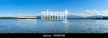 Bateau d'excursion sur le lac Staffelsee, Muhlworth island en arrière-plan, Uffing, Haute-Bavière, Bavière, Allemagne Banque D'Images