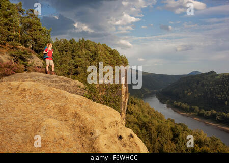 Young woman enjoying view sur la rivière de l'Elbe, la Suisse Saxonne Parc National, Saxe, Allemagne Banque D'Images