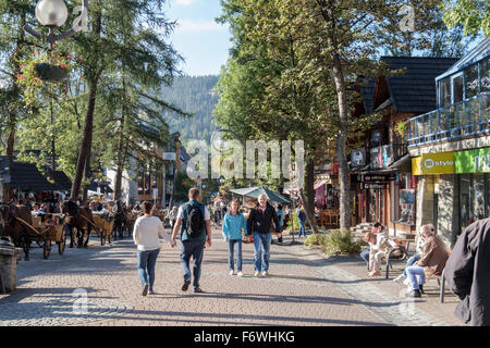 Les touristes dans la cité commerçante principale. Rue Krupowki, Zakopane, comté de Tatra, Pologne, Europe Banque D'Images