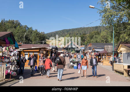 La foule des acheteurs par les étals de marché sur la rue Krupowki, Zakopane, comté de Tatra, Pologne, Europe Banque D'Images