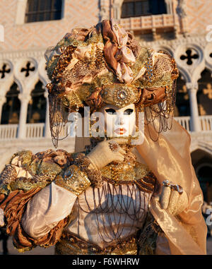 Portrait d'une femme en costume traditionnel et le masque, Carnaval de Venise, Vénétie, Italie Banque D'Images
