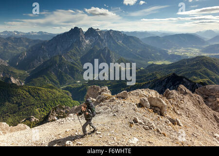 Jeune homme avec sac à dos l'ordre croissant à l'Grosser Buchstein, Gesause Parc National, Ennstal Alps, Styrie, Autriche Banque D'Images