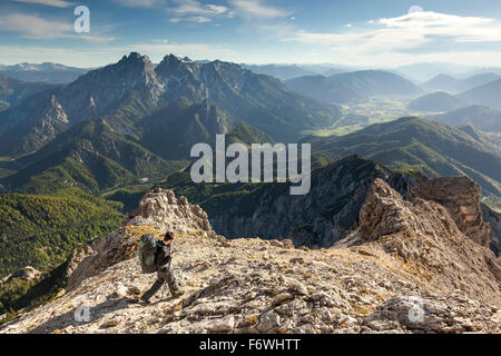 Jeune homme avec sac à dos l'ordre croissant à l'Grosser Buchstein, Gesause Parc National, Ennstal Alps, Styrie, Autriche Banque D'Images