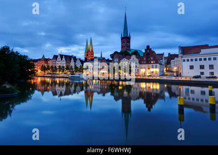 Vue sur rivière Trave de la vieille ville avec l'église Sainte Marie et l'église Saint-Pierre dans la soirée, Lubeck, Schleswig-Holstein, Allemagne Banque D'Images