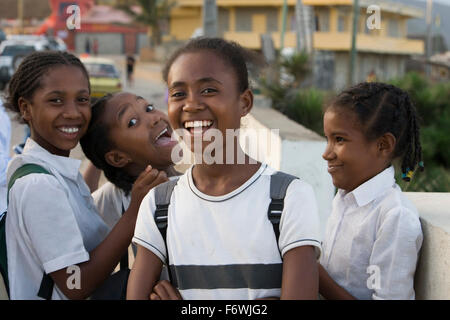 Cheerful in school uniform revenant de l'école, Taolanaro Fort Dauphin , de la réunion, de Madagascar, de l'Océan Indien Banque D'Images