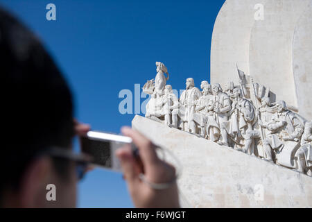 Man photographing le Monument des Découvertes Padrao dos Descobrimentos à Belém, Lisbonne, Lisboa, Portugal Banque D'Images