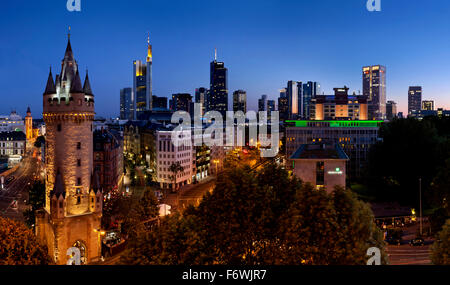 Vue sur le centre-ville de gratte-ciel et la Eschenheimer Tor par nuit, Francfort, Hesse, Allemagne Banque D'Images