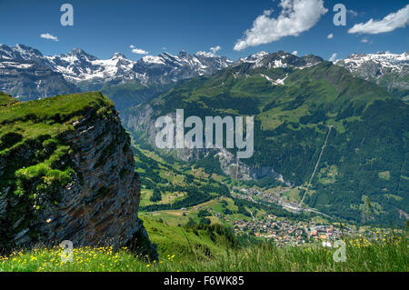 Portrait de la vallée de Lauterbrunnen et les environs des sommets alpins de Mont Männlichen. Banque D'Images