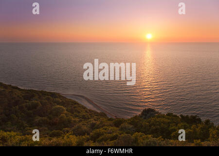 Vue de Dornbusch au nord sur la mer Baltique au coucher du soleil, de la mer Baltique, l'île de Hiddensee, Mecklenburg, Western-Pomerania Ger Banque D'Images